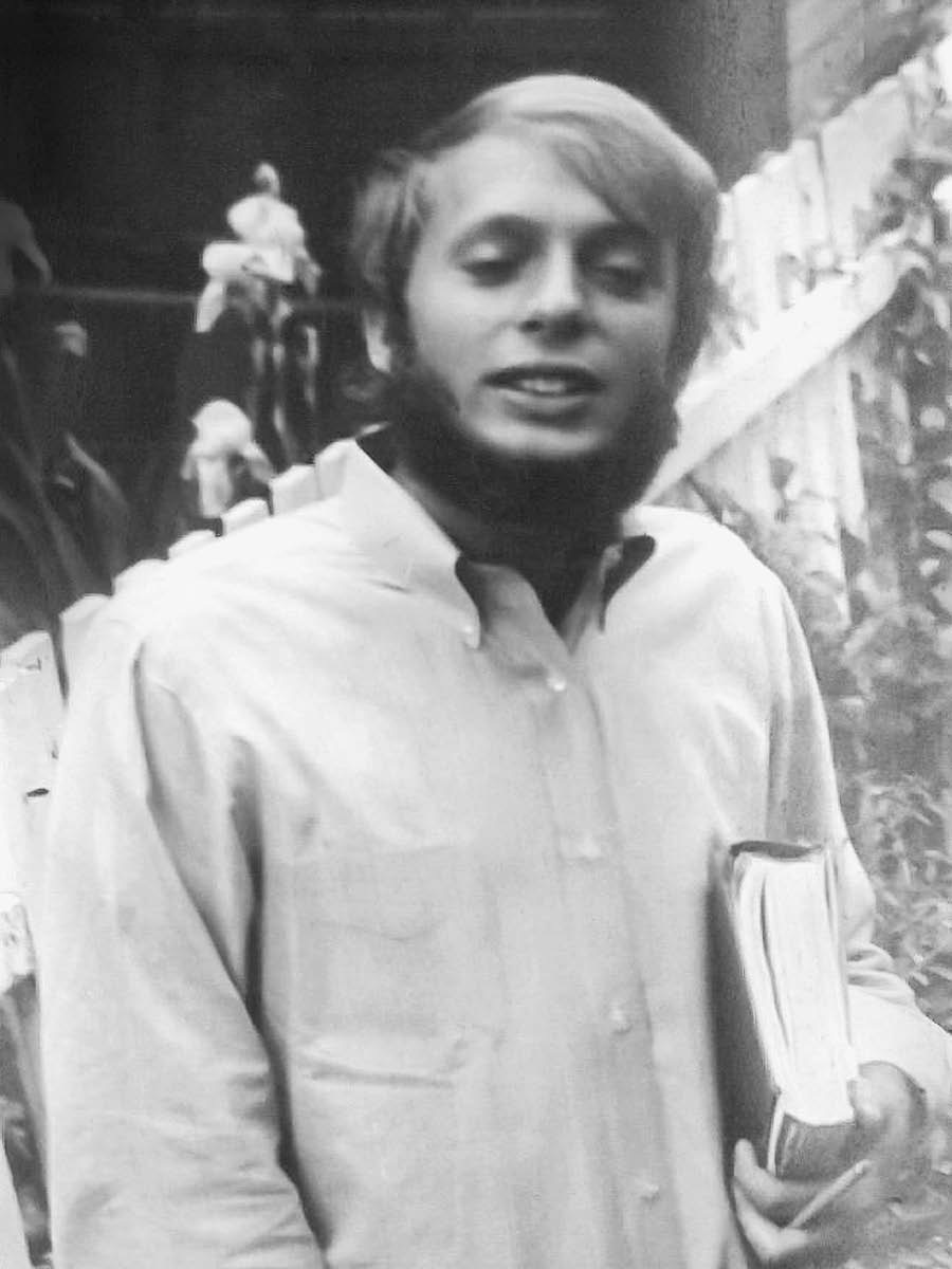 Martin, prima de deventar una Testimònia de Geovà, con barba e con una Bìblia in man.