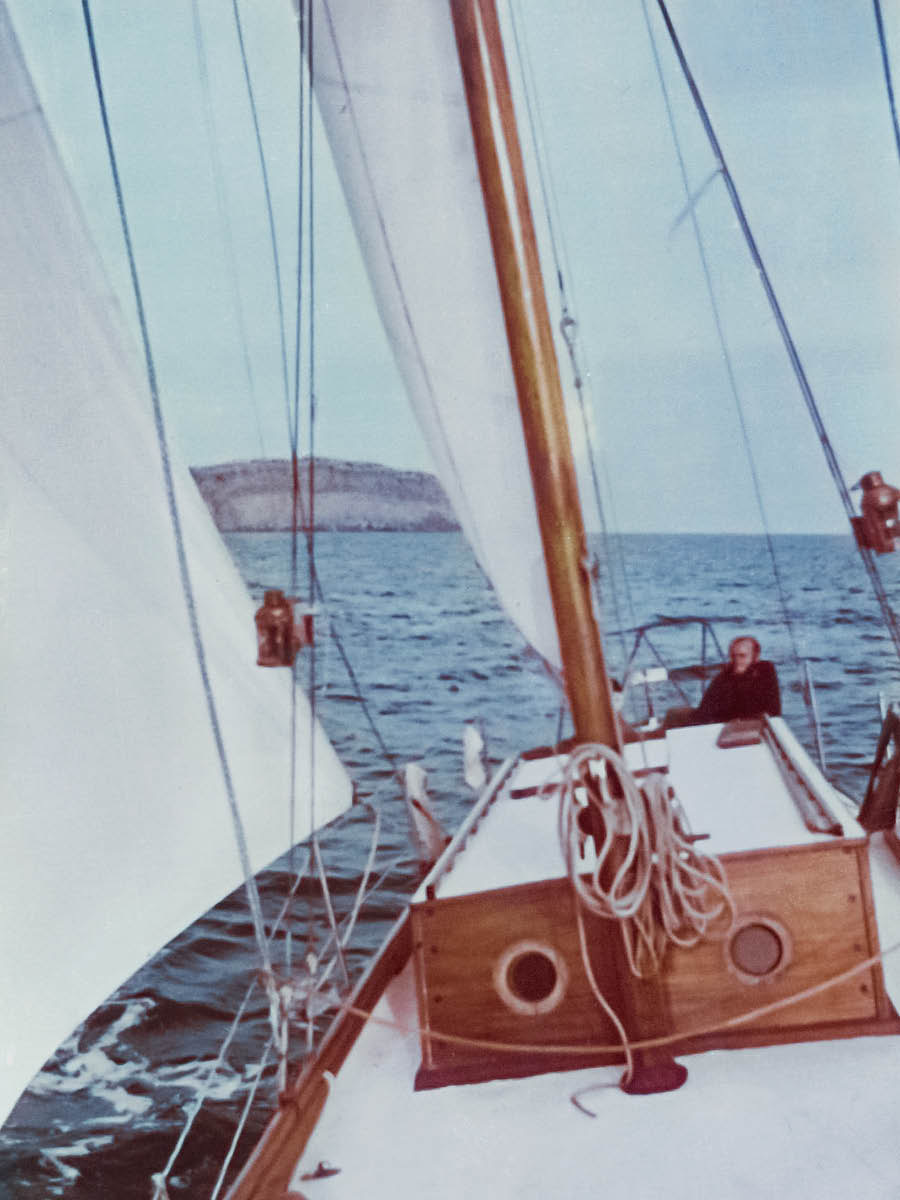 Martin nte un barco.