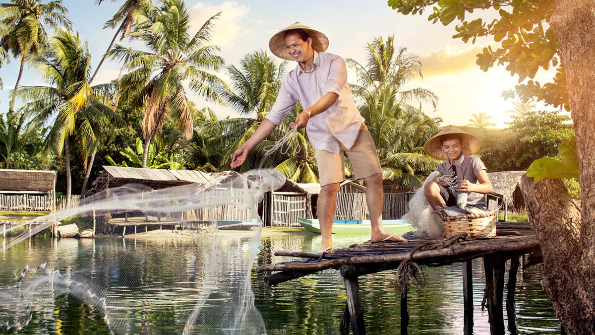 Un fradel l’è drio pescar e el so fiol l’è insieme. Lori i ze sora un pontesel.