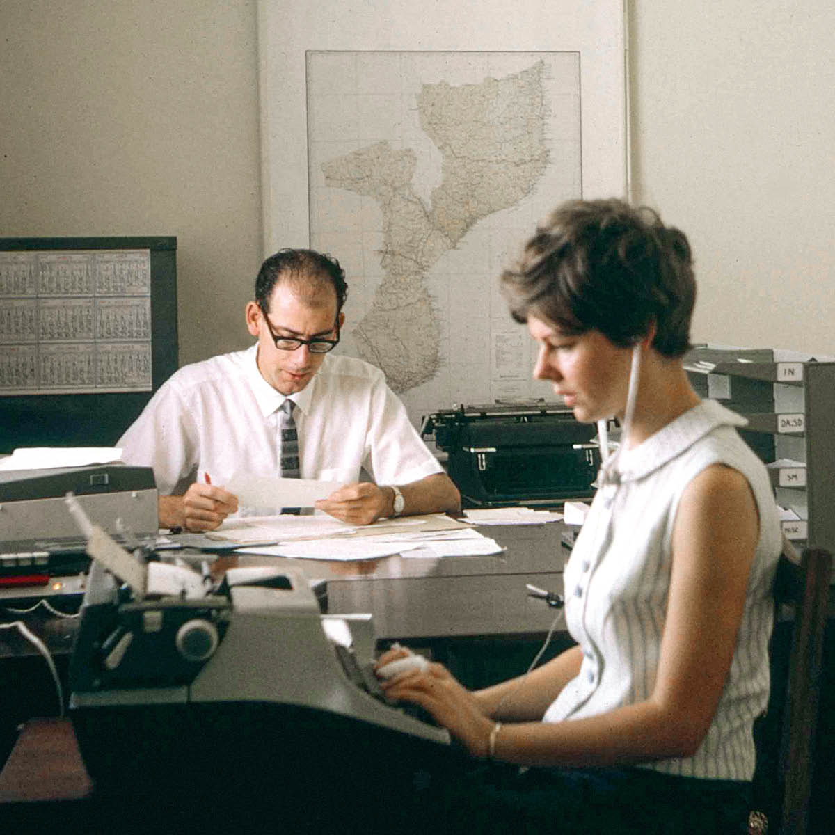 Keith e Anne i ze drio laorar nte un scritòrio.