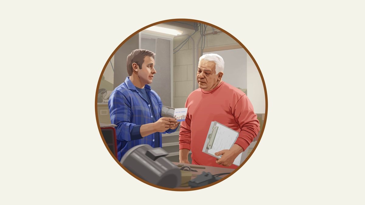 Un fradel parla dela Bìblia a un omo che el laora insieme de lu.