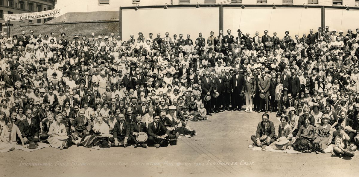 Tanti fradei e sorele insieme nte un congresso dei Studiante dela Bìblia nel ano 1923, in Los Angeles, California.