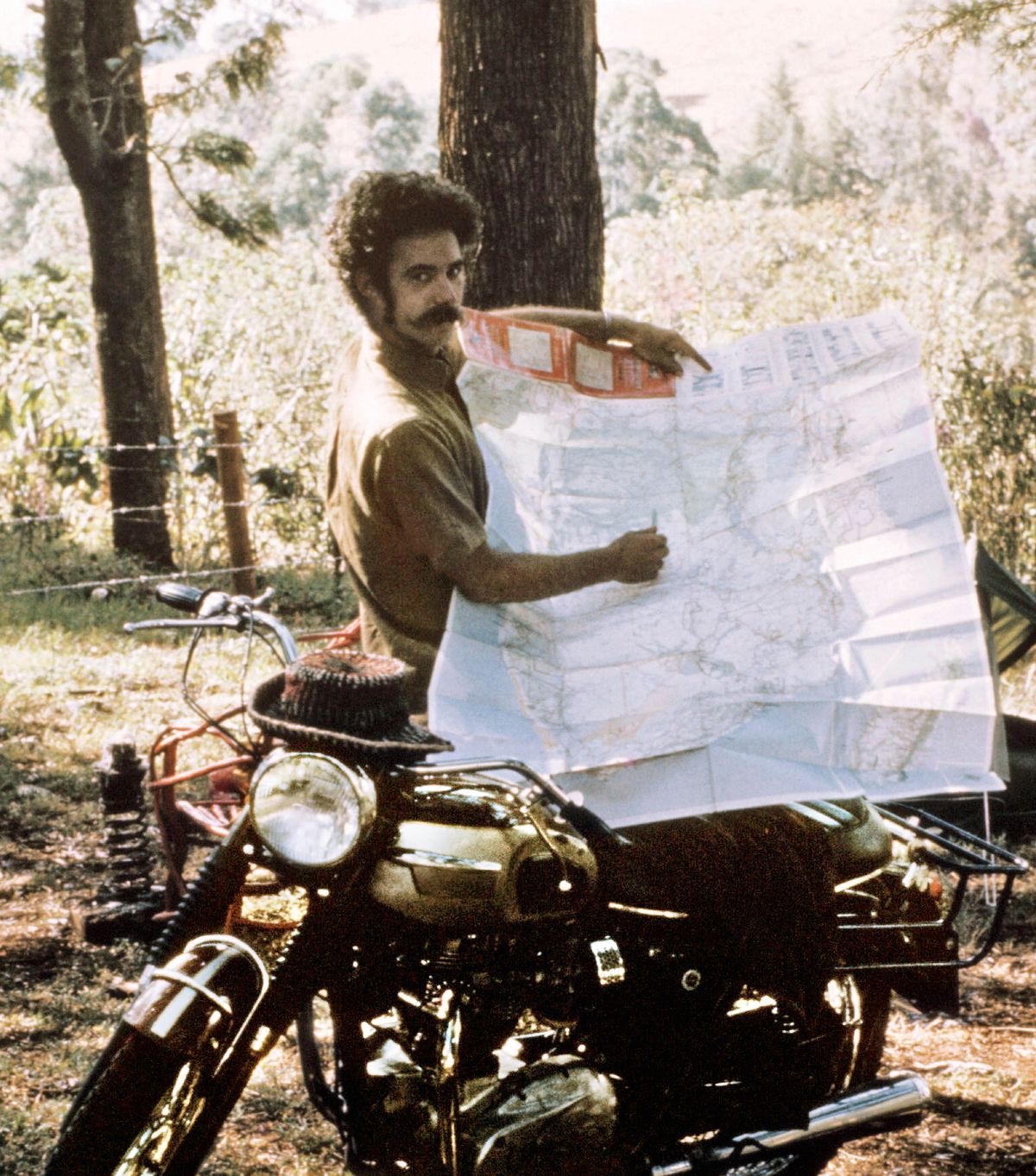 Robert, dela banda de so moto, con un mapa in man par mostrar i posti ndove l’è ndato.