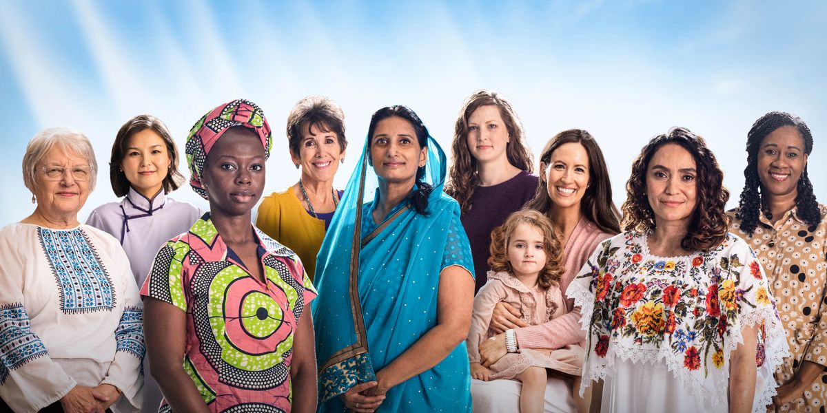 Done contente de diverse età, posti e culture.