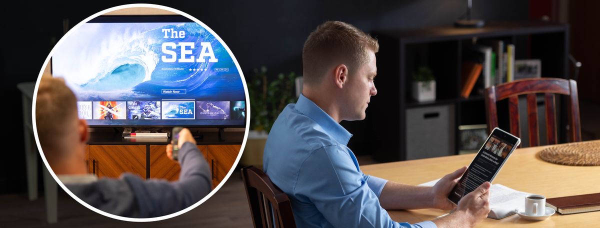 Un fradel l’è drio studiar la Bìblia. Sirculeto: El fradel el scòlie vardar bele robe sora el mar nela television.