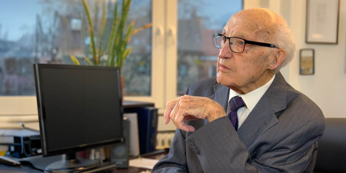 Marcel Gillet nel so scritòrio nel Betel dela Bèlgica.