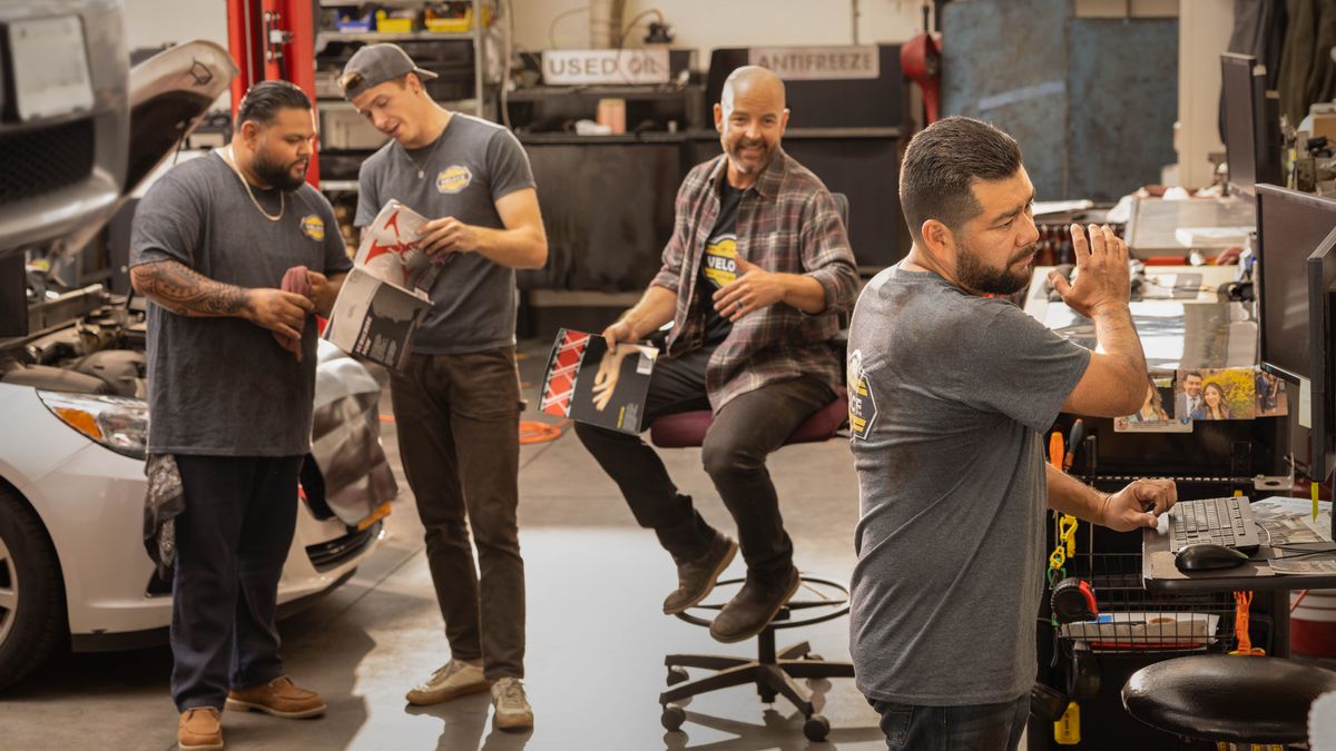 Un fradel l’è drio laorar ndove se rangia su auti. I so coleghi de laoro i ze drio vardar una revista de pornografia, ma lu se tira distante.