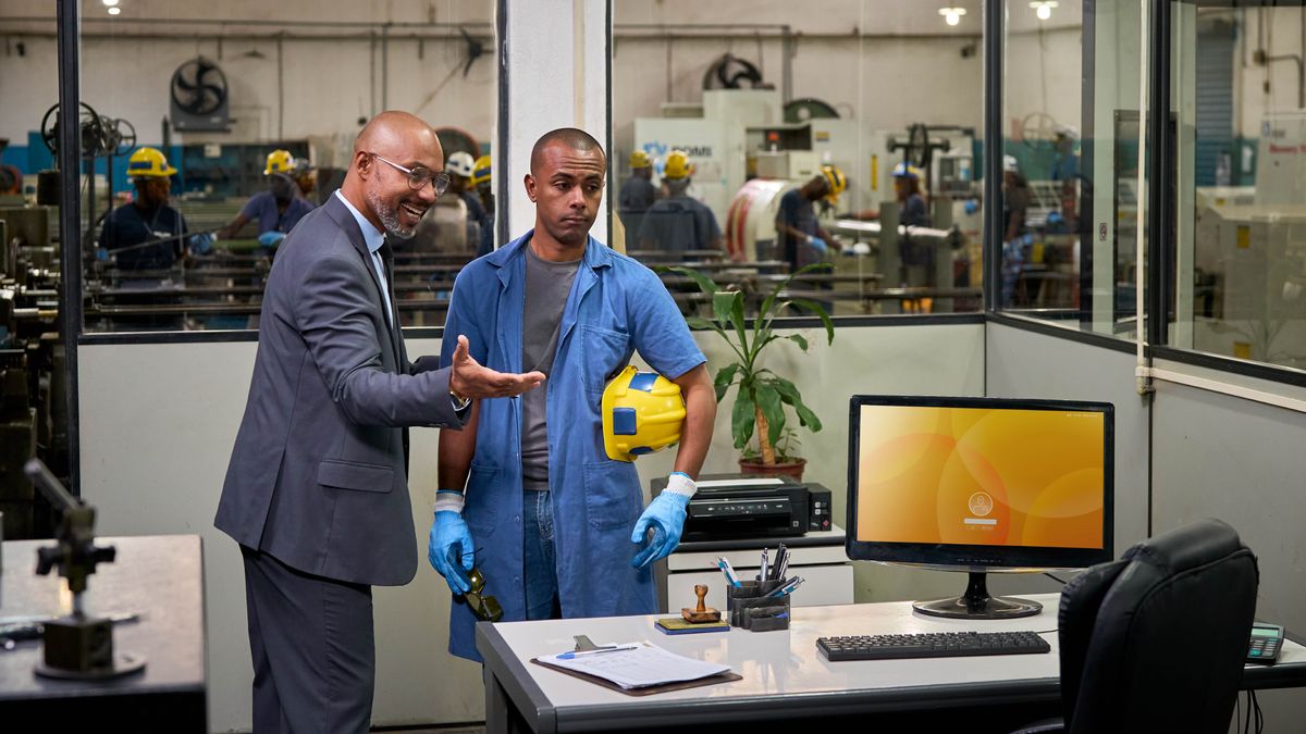 Un fradel de capassete e robe de laoro l’è stà ciamà par ndar parlar col so paron. El so paron l’è drio dirghe che el pol cambiar quel che el fà nela empresa e ciapar de pi soldi.