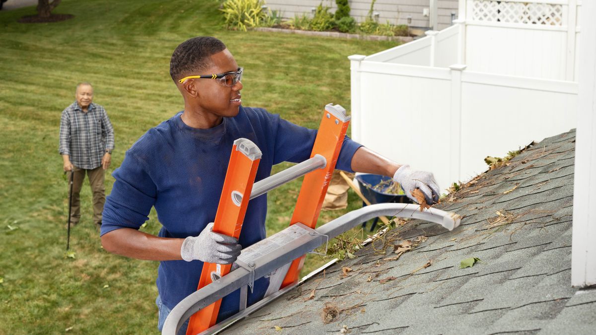 Un gióveno fradel l’è nte una scala par netar el cuerto dela casa de nantro fradel.