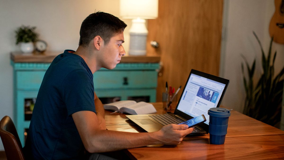 Quel gióveno delaltro ritrato l’è drio leder la lession 35 del libro “Te pol viver felice par sempre!”.