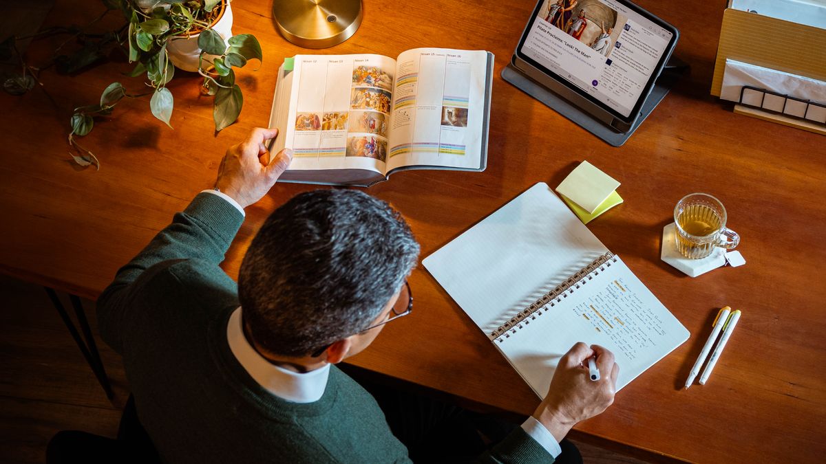 Un fradel l’è drio doperar el so tablet, el so computador e la Bìblia par studiar. Lu l’è drio vardar “A última semana de Jesus na Terra (Parte 2)” nel Apéndisse B12-B dela “Tradução do Novo Mundo” e nel capìtolo 129 del libro “Jesus — o Caminho, a Verdade e a Vida”.
