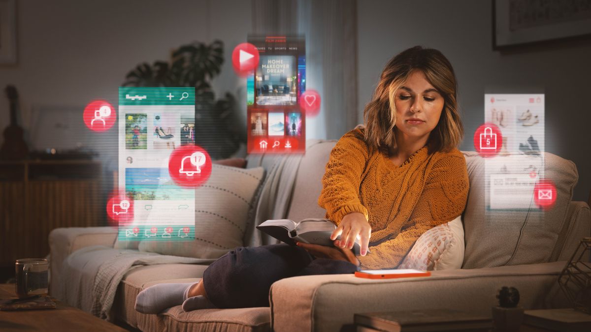 Una sorela la proa leder la Bìblia nela so casa intanto che el so selular el sona con diversi messagi.