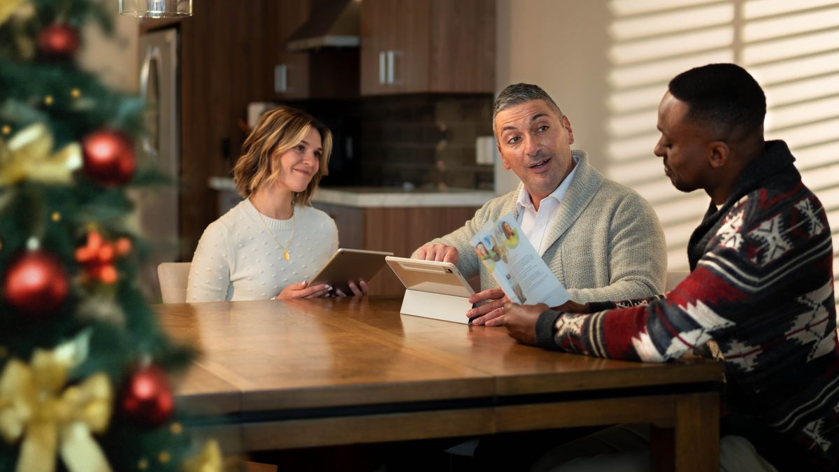 El stesso casal de quel’altra stampa el stùdia con un omo la revista “Te pol viver felice par sempre!” nela so casa. La pianta de Nadal la ze lì darente.