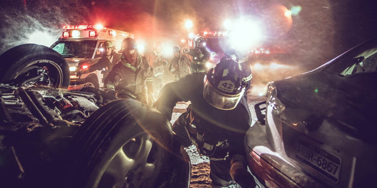 Bomberi i riva par giutar pena dopo che sucede un assidente de auto