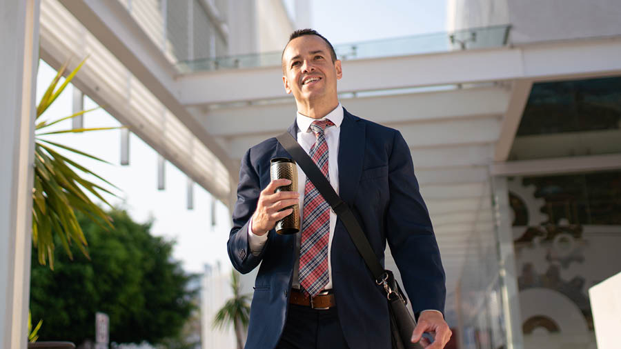 El omo che gavea perso so laoro l’è drio caminar con confiansa e con un soriso in fàcia.
