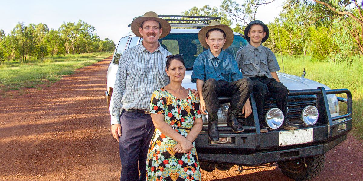 Burnett, Simone, Eston, ni Caleb