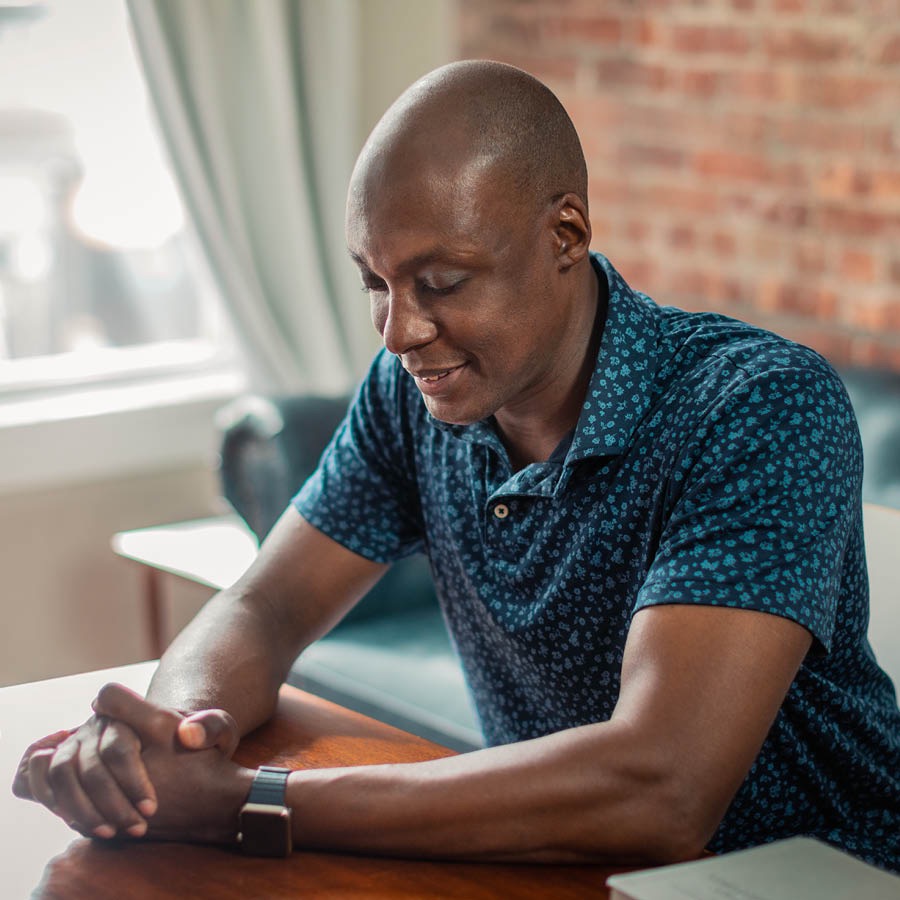 Mulopwana ovekelaka ohinatthi omusoma Biibiliya.