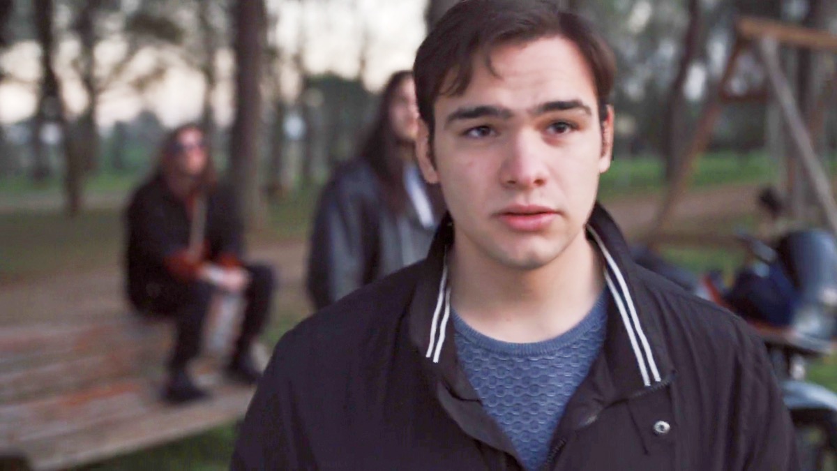 Una escena del video ‘Valió la pena seguir adelante’: Francesco alejándose de su grupo de amigos después de decirles que ya no se iba a juntar con ellos.