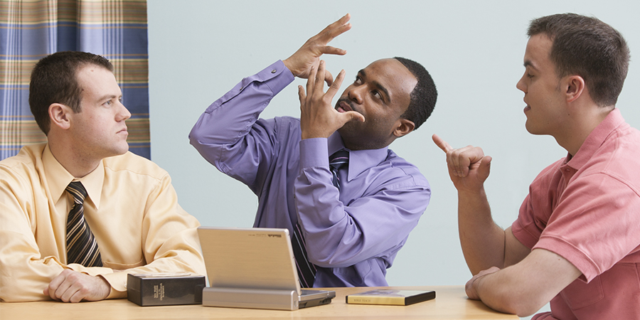 Dua orang Saksi-Saksi Yehuwa mempelajari Bible dengan seorang lelaki