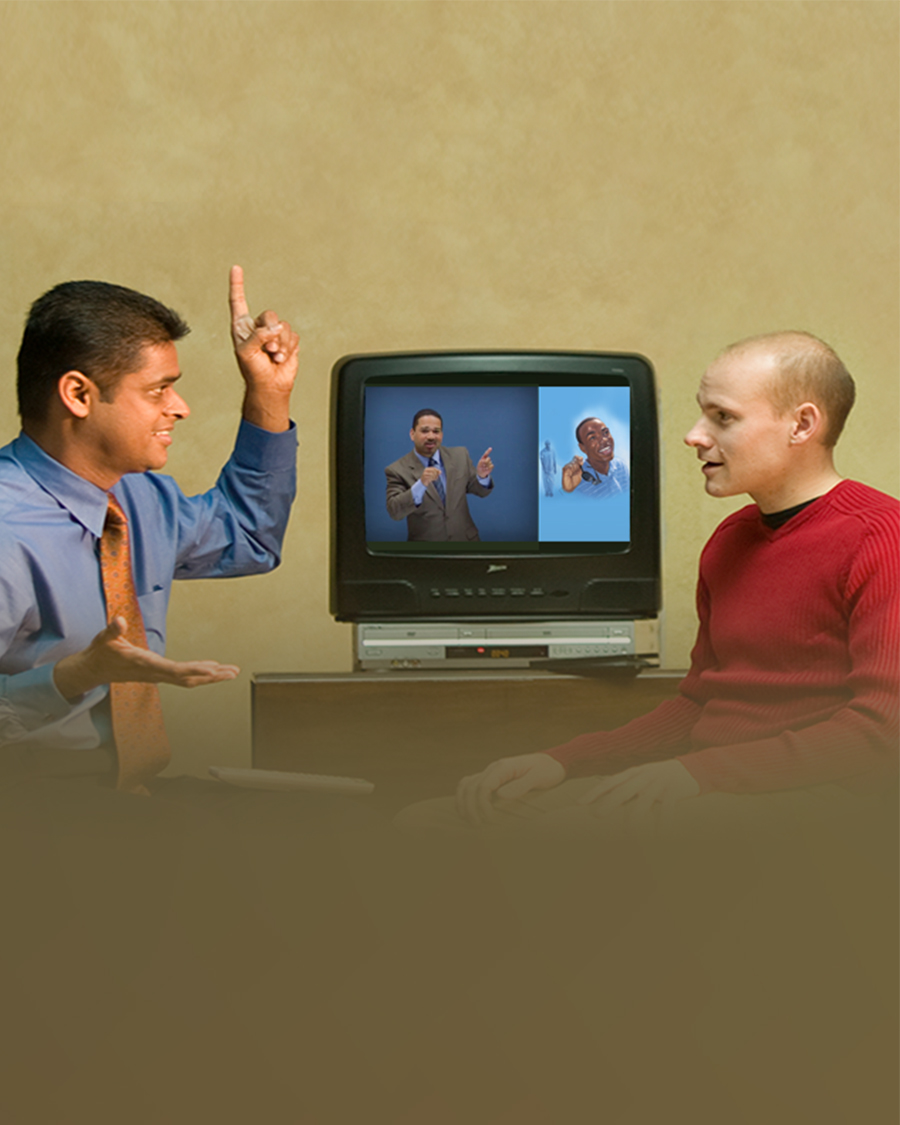 Seorang Saksi-Saksi Yehuwa belajar Bible dengan seorang lelaki