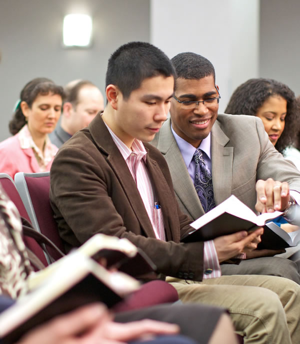 Orang membaca Bible semasa perjumpaan Kristian