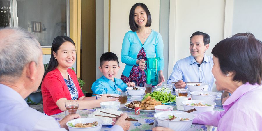 一個家庭邀請一對夫婦用餐，表現好客的精神